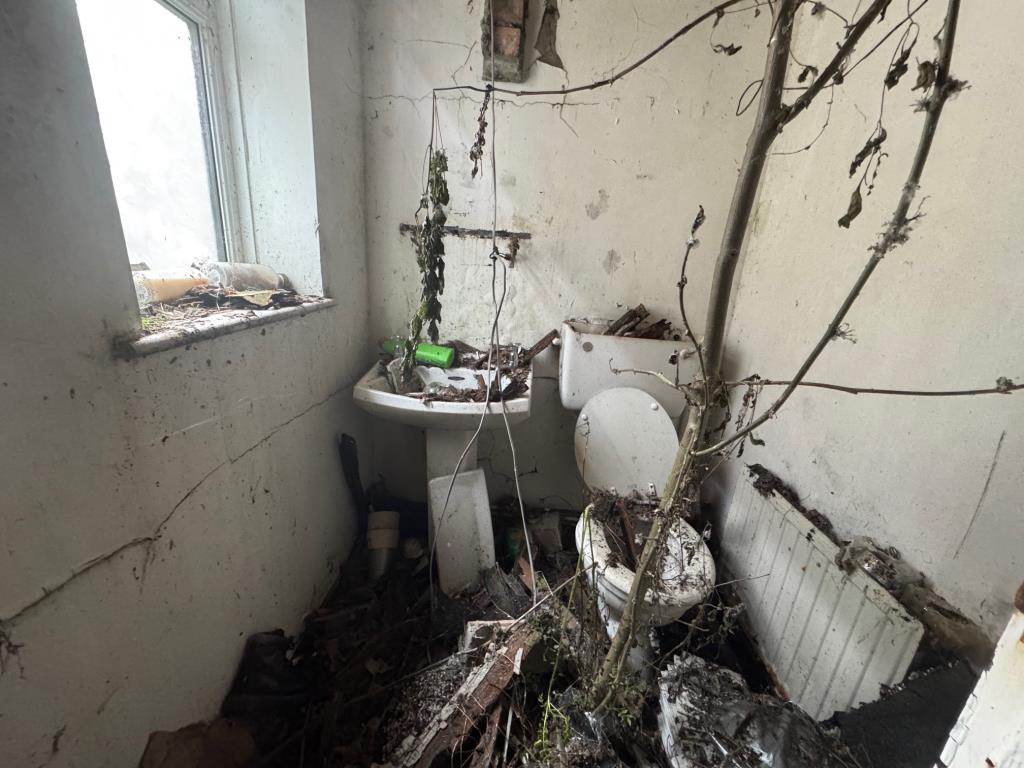 Lot: 158 - THREE-BEDROOM DETACHED HOUSE FOR TOTAL REFURBISHMENT - W.C.